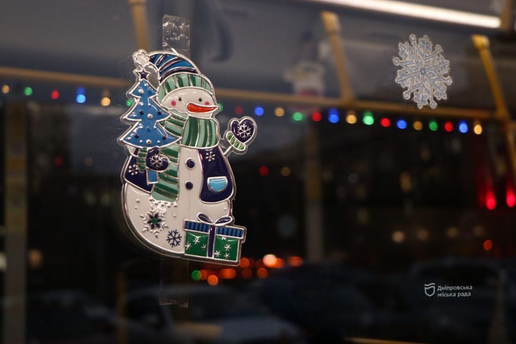 У Дніпрі на маршрути вийшов святковий громадський транспорт