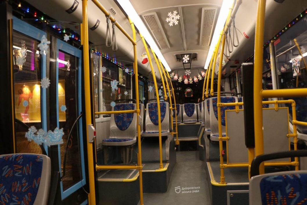 У Дніпрі на маршрути вийшов святковий громадський транспорт