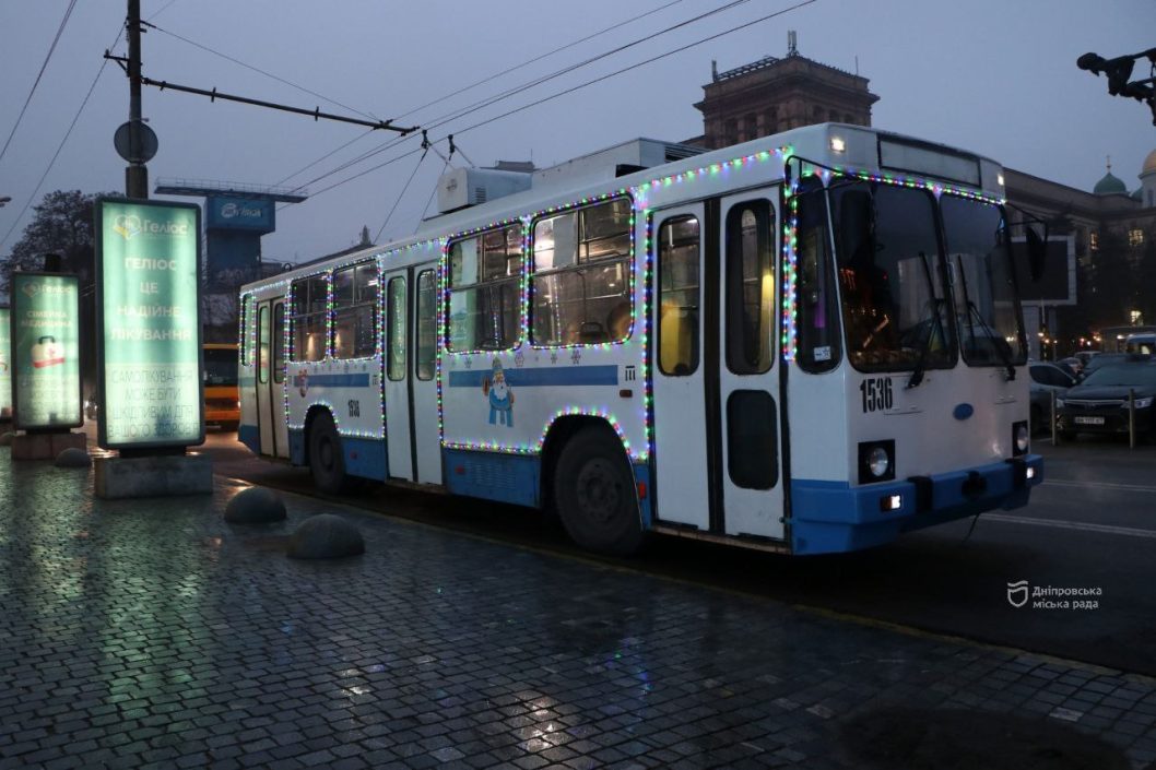 У Дніпрі на маршрути вийшов святковий громадський транспорт