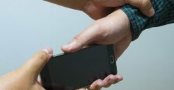На Дніпропетровщині зловмисник вкрав телефон у дідуся в черзі за продуктами - рис. 7