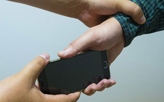 На Дніпропетровщині зловмисник вкрав телефон у дідуся в черзі за продуктами - рис. 1