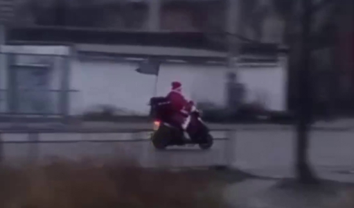 У Дніпрі помітили Санта Клауса на скутері - рис. 1