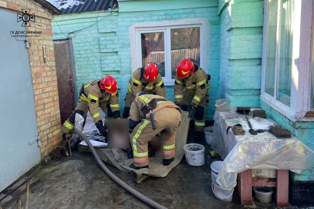 На Дніпропетровщині вогнеборці врятували чоловіка на пожежі - рис. 1