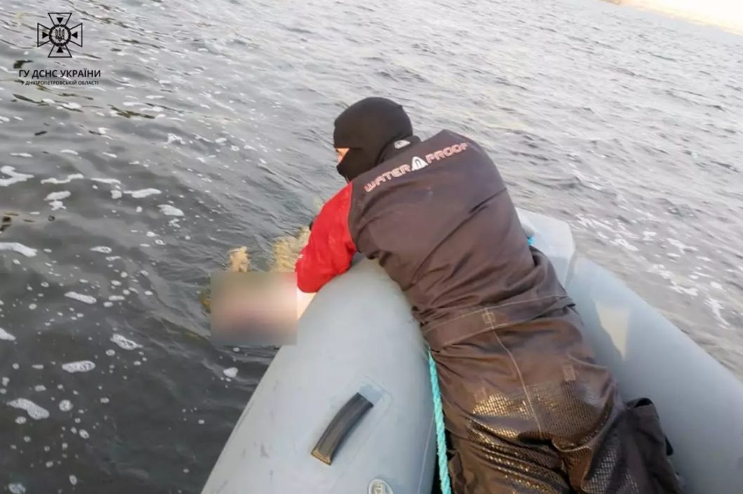 У Дніпрі рятувальники дістали з річки тіло - рис. 1