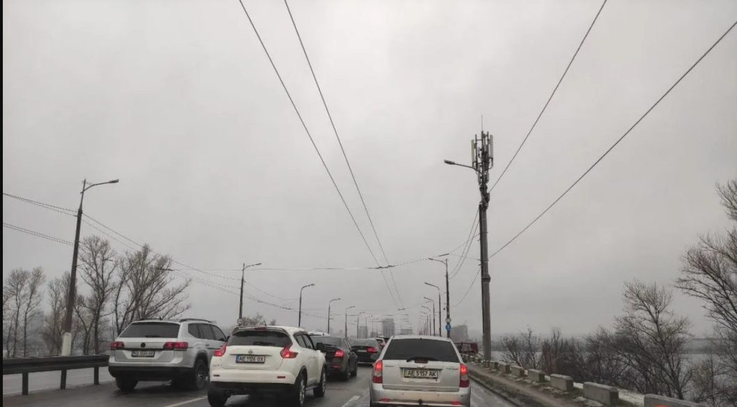 В Днепре затруднено движение на трех мостах в сторону центра - рис. 1