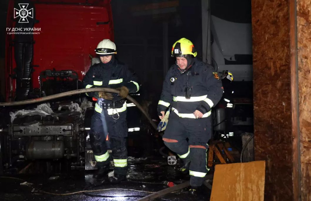 В Днепре спасатели ликвидировали пожар в здании СТО - рис. 3