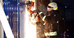 В Днепре спасатели ликвидировали пожар в здании СТО - рис. 9