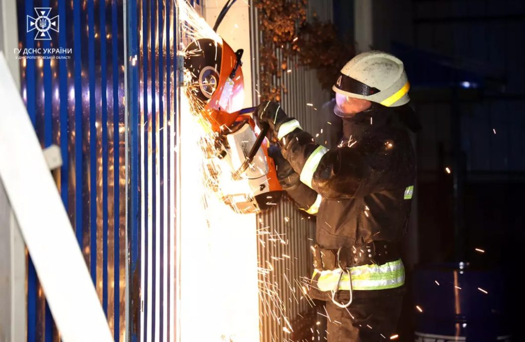 В Днепре спасатели ликвидировали пожар в здании СТО - рис. 2