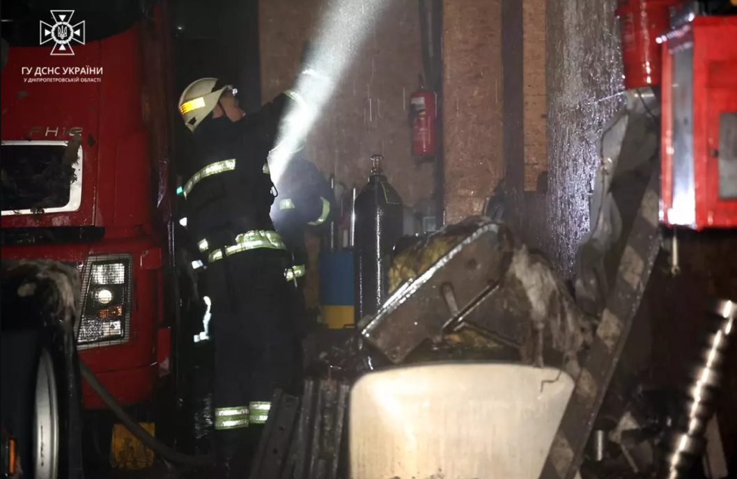 В Днепре спасатели ликвидировали пожар в здании СТО - рис. 1