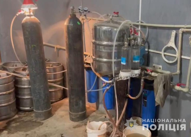 В Днепропетровской области ликвидировали подпольное производство алкоголя с миллионными доходами - рис. 4