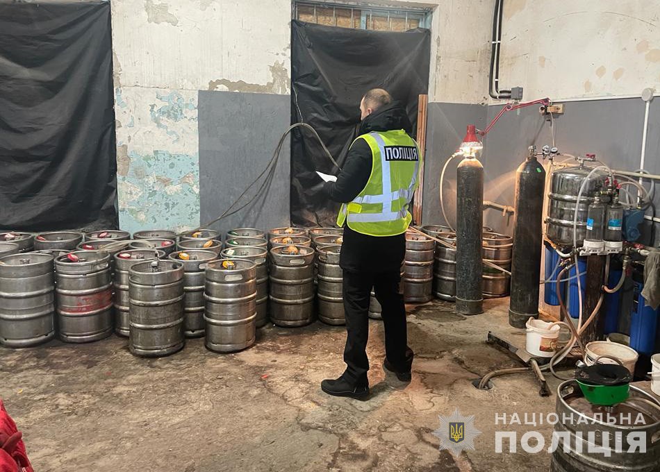 В Днепропетровской области ликвидировали подпольное производство алкоголя с миллионными доходами - рис. 6
