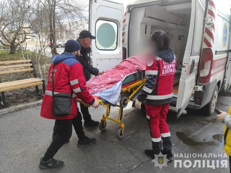 В Днепропетровской области пожилая женщина оказалась в беспомощном состоянии в закрытой квартире - рис. 2