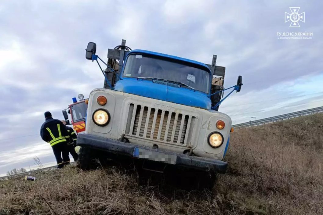 На виїзді з Дніпра за кермом помер водій "ГАЗ" - рис. 1