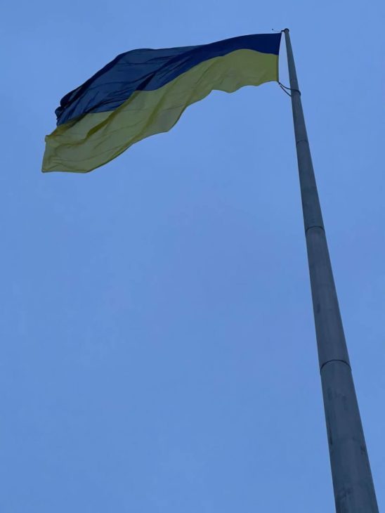 У Дніпрі замінили один із найбільших прапорів України, який пошкодила негода - рис. 2