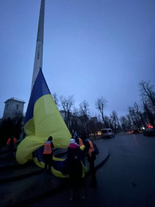 У Дніпрі замінили один із найбільших прапорів України, який пошкодила негода - рис. 1