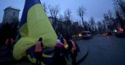 В Днепре заменили один из самых больших флагов Украины, который повредила непогода - рис. 2