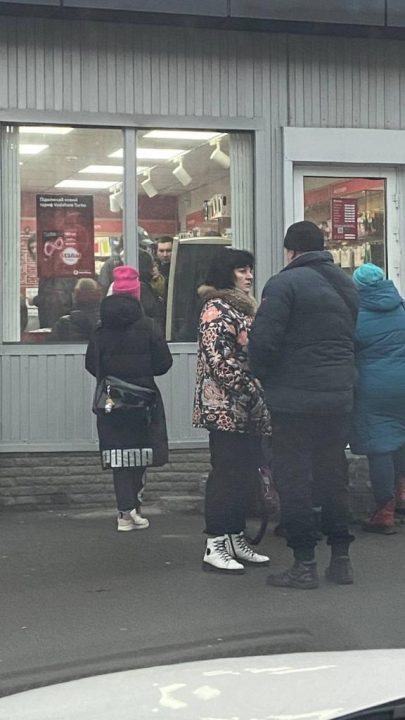 В Днепре выстроились очереди за сим-картами - рис. 1