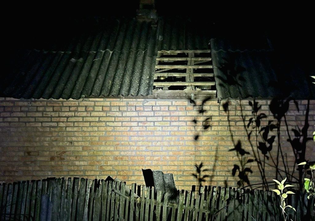 Пошкоджений газогін і приватні будинки: окупанти вночі атакували Нікополь - рис. 3