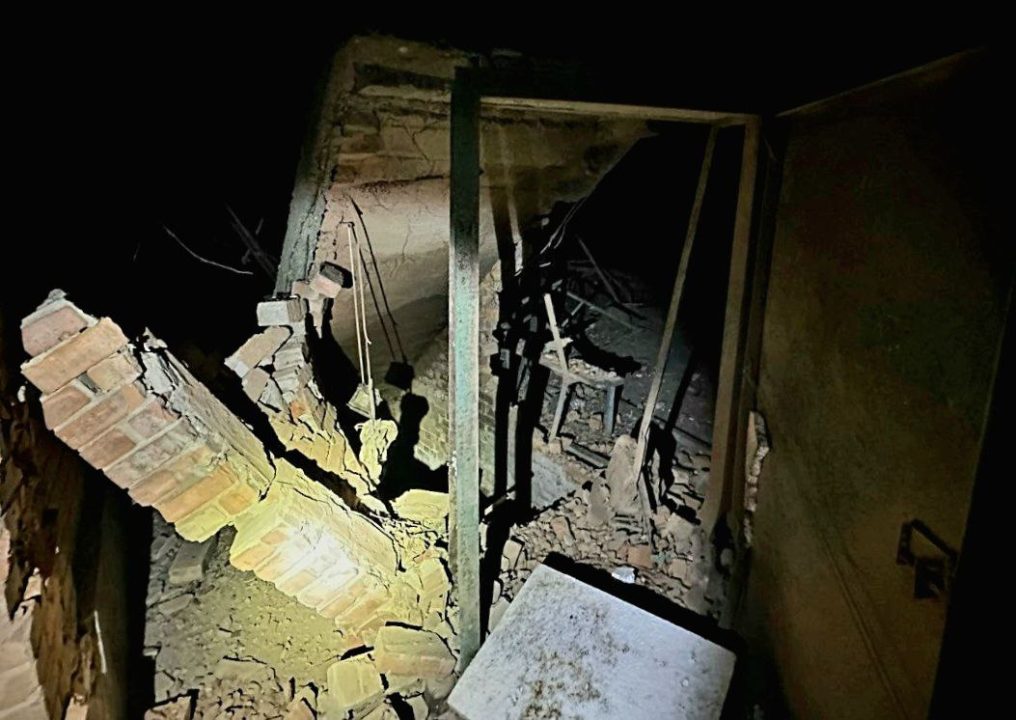 Пошкоджений газогін і приватні будинки: окупанти вночі атакували Нікополь - рис. 1