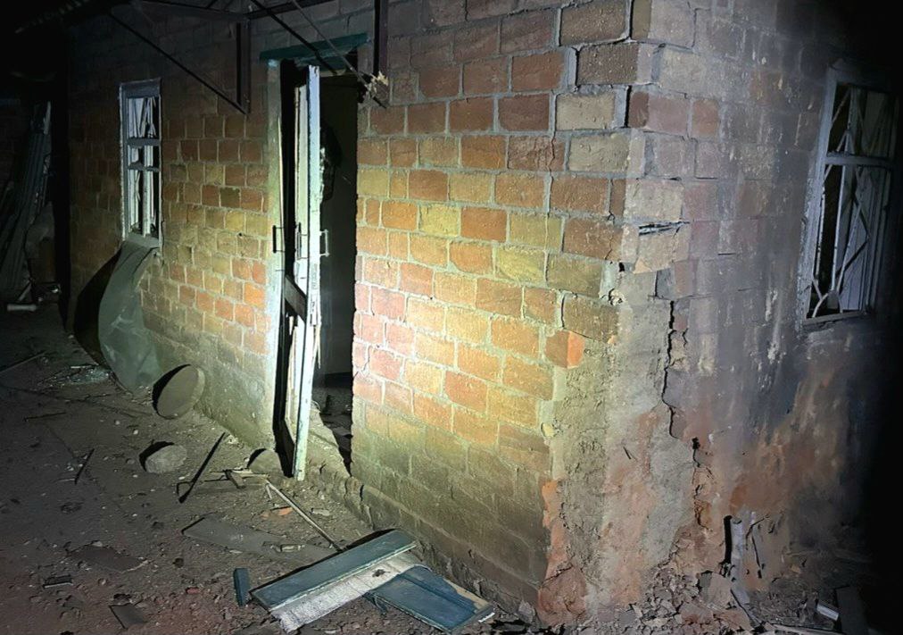 Пошкоджений газогін і приватні будинки: окупанти вночі атакували Нікополь - рис. 2