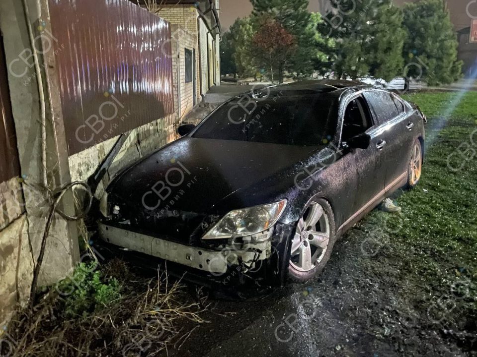 Водій Lexus протаранив паркан: подробиці смертельної ДТП на Дніпропетровщині
