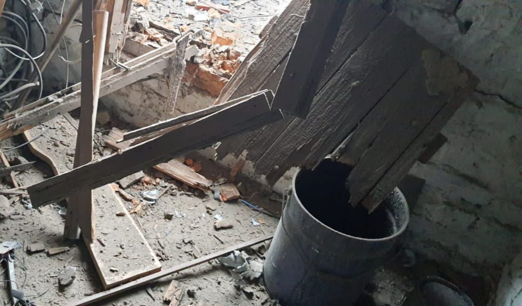 Пошкоджені інфраструктурний об'єкт і п'ятиповерхівка: протягом дня окупанти обстрілювали Нікополь - рис. 2