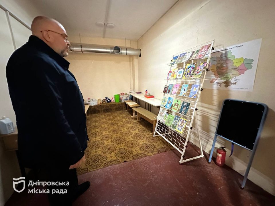 Дежурный по Днепру проинспектировал плановые работы на теплораспределительном пункте - рис. 1