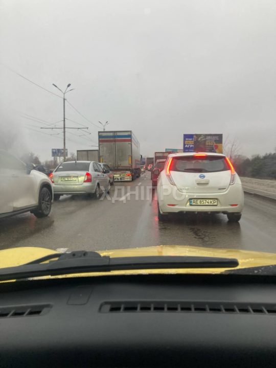 В Днепре затруднено движение на трех мостах в сторону центра - рис. 4