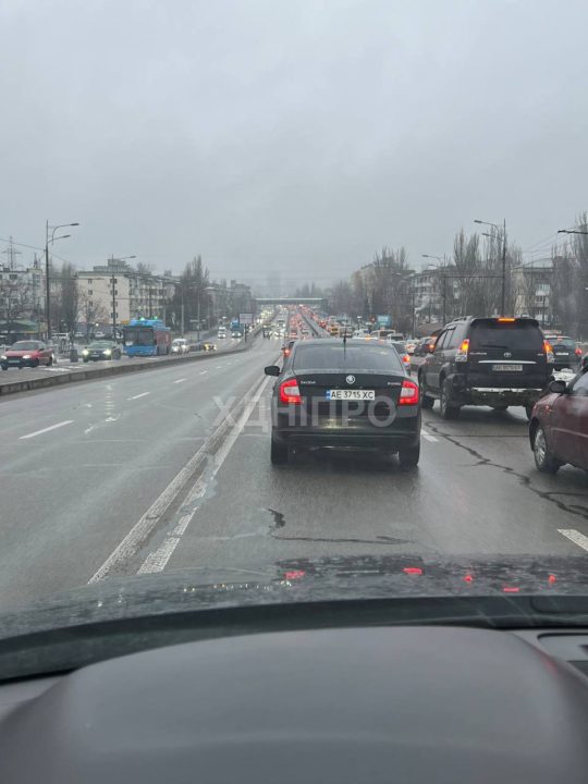 В Днепре затруднено движение на трех мостах в сторону центра - рис. 3