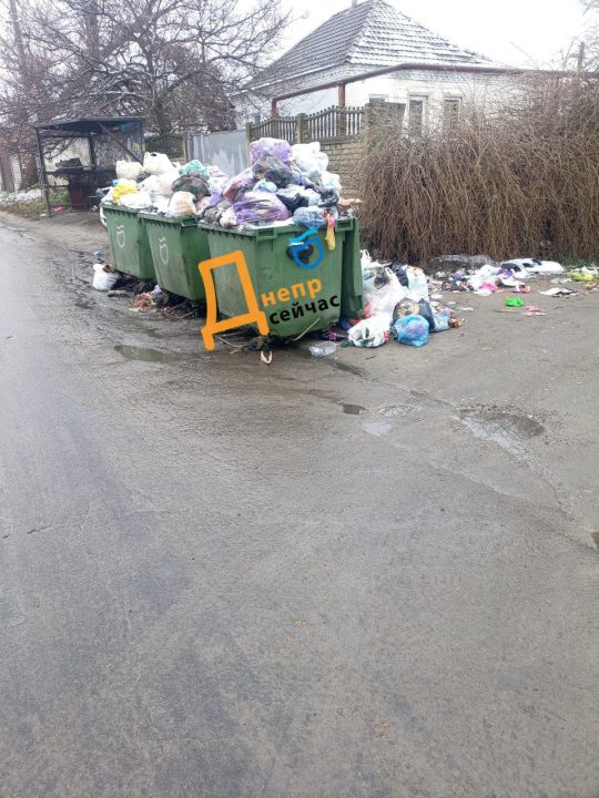 На одной из улиц Днепра четвертый день не вывозят мусор - рис. 1