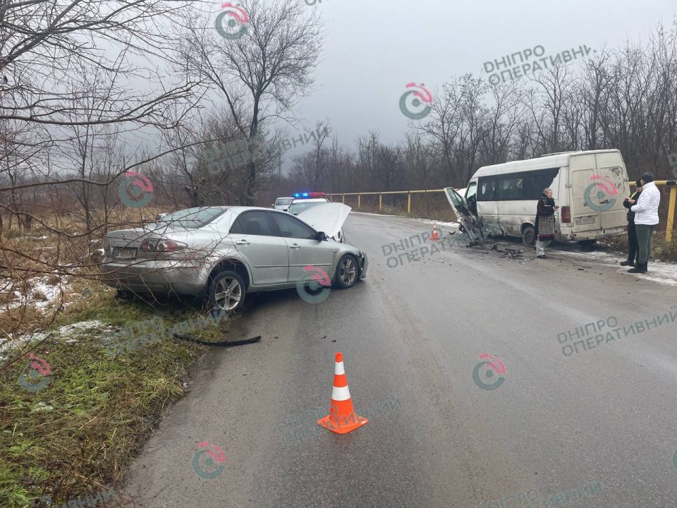 В Днепре водитель выехал на встречную полосу и врезался в автобус: есть пострадавшие - рис. 1