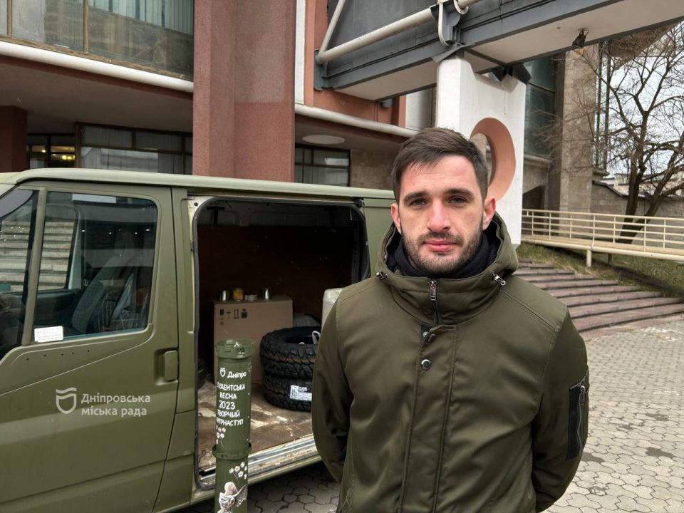 Студенти Дніпра передали автівку для воїнів 128-ї бригади ТрО