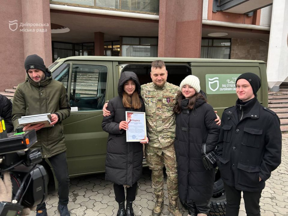 Студенти Дніпра передали автівку для воїнів 128-ї бригади ТрО
