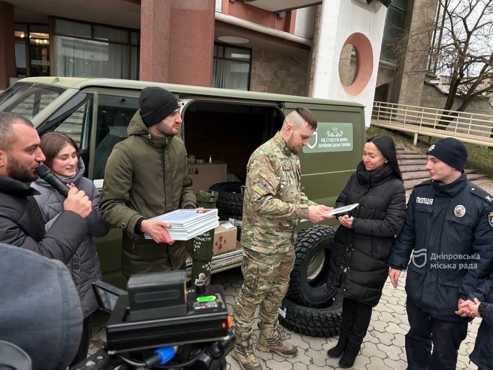 Студенти Дніпра передали автівку для воїнів 128-ї бригади ТрО