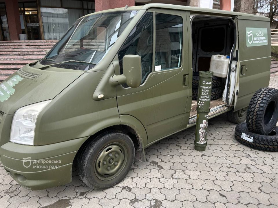 Студенти Дніпра передали автівку для воїнів 128-ї бригади ТрО