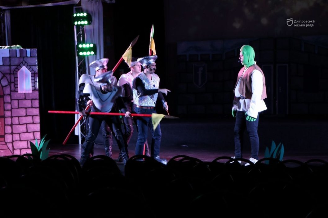 Співаючий Шрек та Королева гламуру замість Снігової: як дніпровські заклади культури готуються до зимових свят - рис. 6