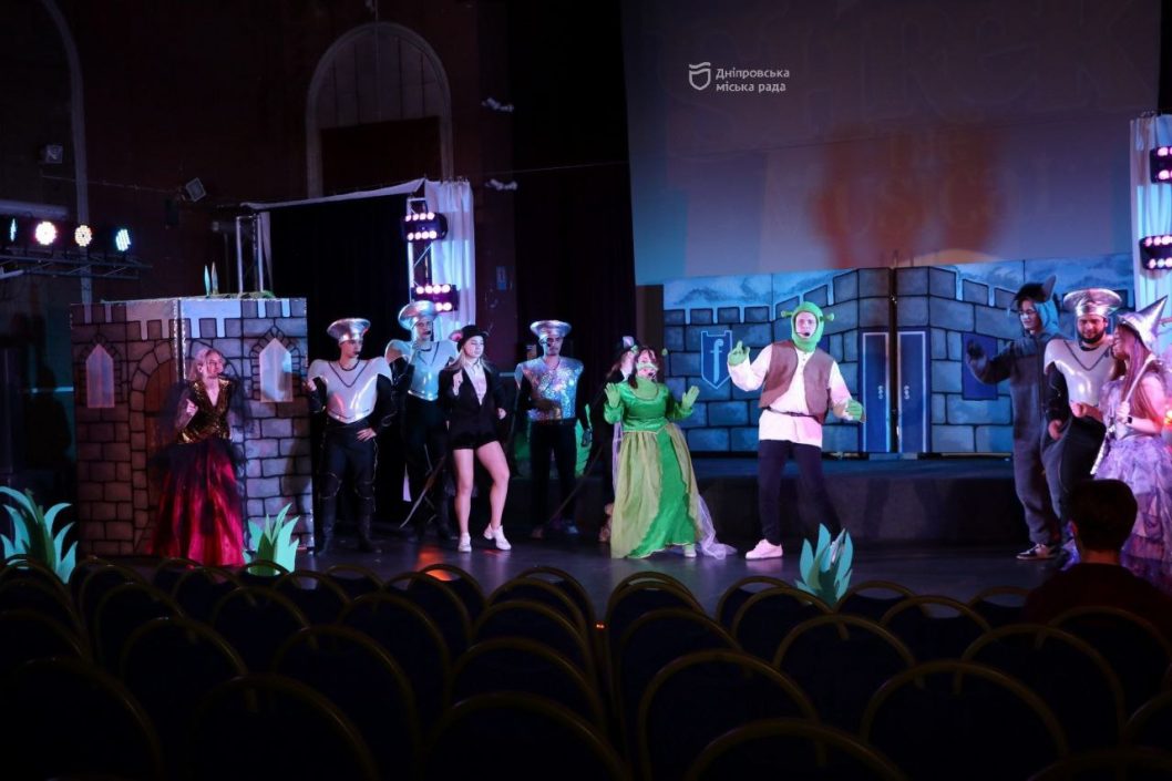 Співаючий Шрек та Королева гламуру замість Снігової: як дніпровські заклади культури готуються до зимових свят - рис. 5