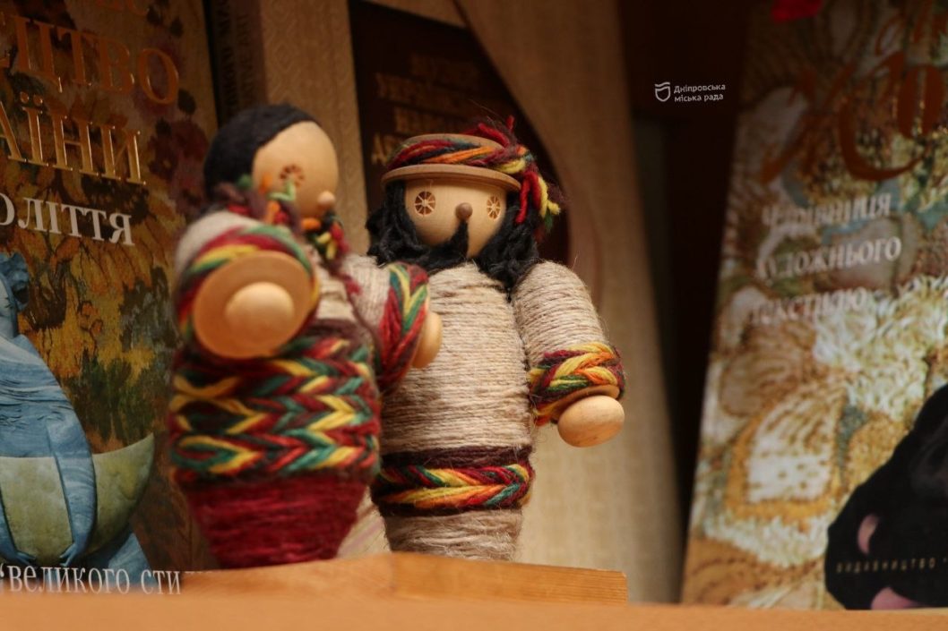 Співаючий Шрек та Королева гламуру замість Снігової: як дніпровські заклади культури готуються до зимових свят - рис. 3