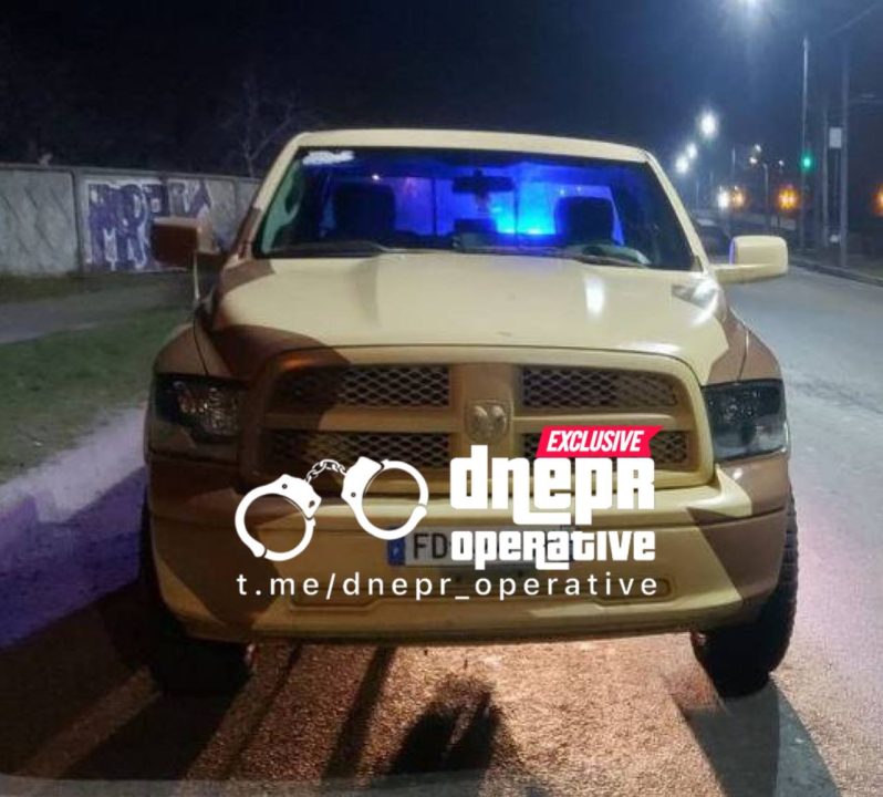 У Дніпрі затримали пʼяного водія з вогнепальною зброєю - рис. 1