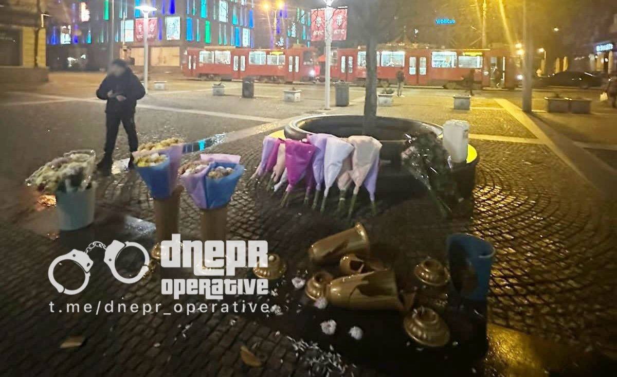 В центре Днепра неизвестные напали на продавцов цветов - рис. 1