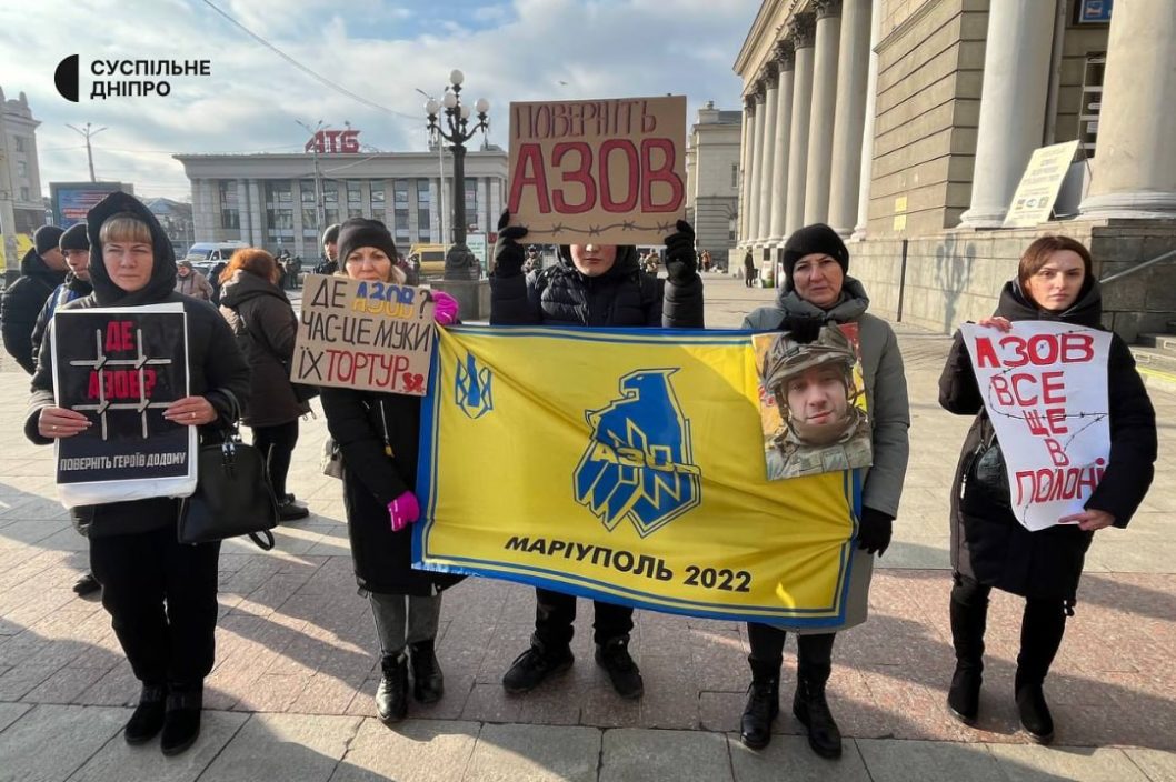 У Дніпрі біля залізничного вокзалу вимагають повернути військовополонених додому - рис. 2