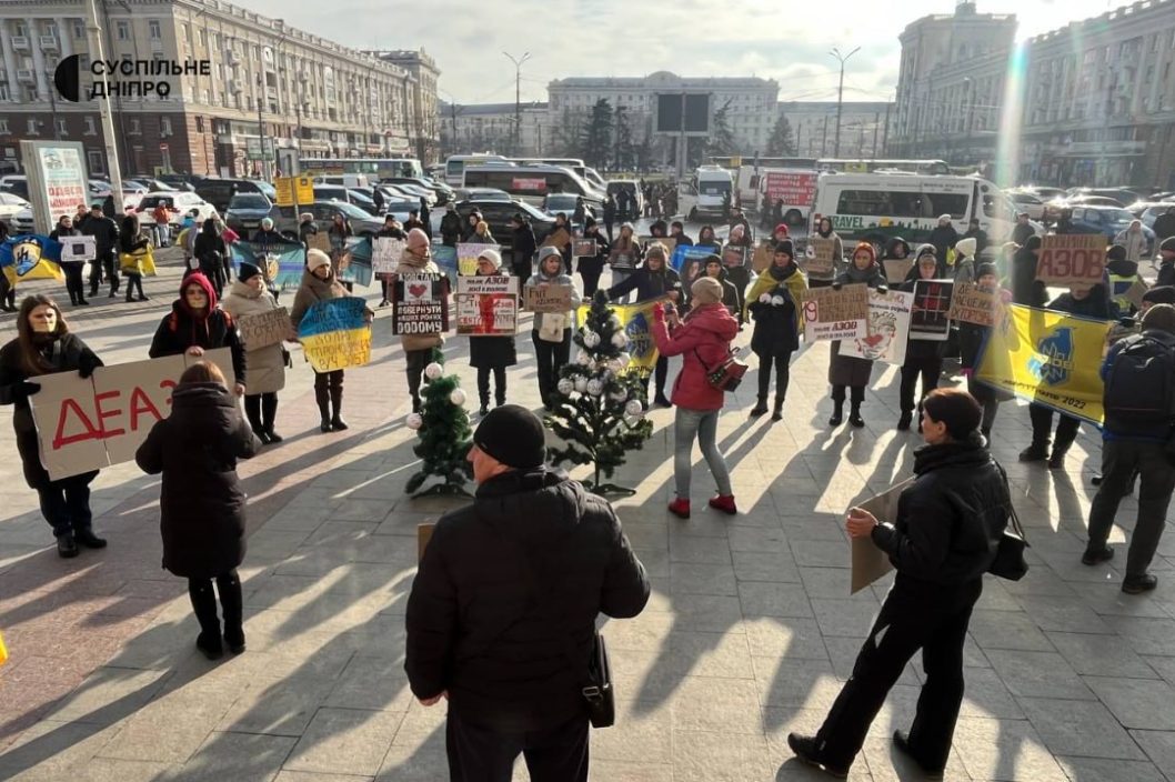 У Дніпрі біля залізничного вокзалу вимагають повернути військовополонених додому - рис. 3
