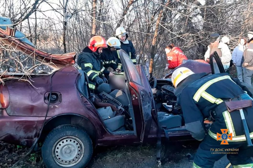 На Дніпропетровщині зіткнулися Lanos та КАМАЗ: водія легковика затисло в салоні - рис. 2
