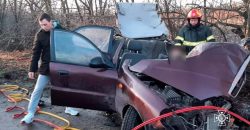 На Дніпропетровщині зіткнулися Lanos та КАМАЗ: водія легковика затисло в салоні - рис. 15