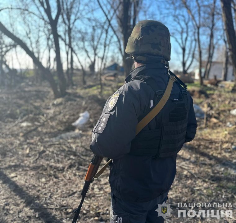 Поліцейські розповіли, як рятували тяжкопораненого хлопця після обстрілу Нікополя
