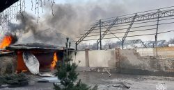 В Никополе в результате российских обстрелов загорелось здание - рис. 7