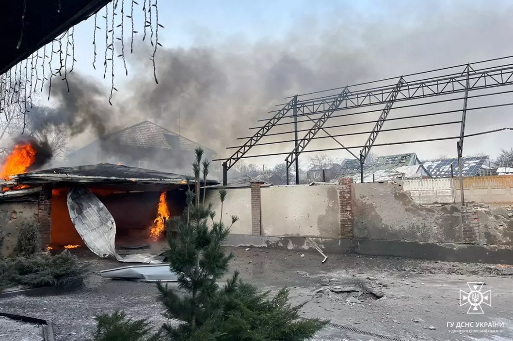 В Никополе в результате российских обстрелов загорелось здание - рис. 1