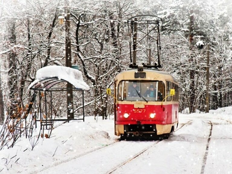 В Днепре из-за непогоды на маршрутах электротранспорта увеличили интервалы движения - рис. 1