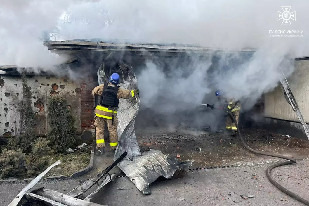 В Никополе в результате российских обстрелов загорелось здание - рис. 2