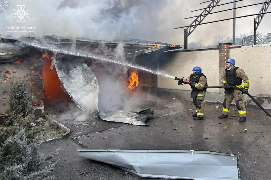 В Никополе в результате российских обстрелов загорелось здание - рис. 3